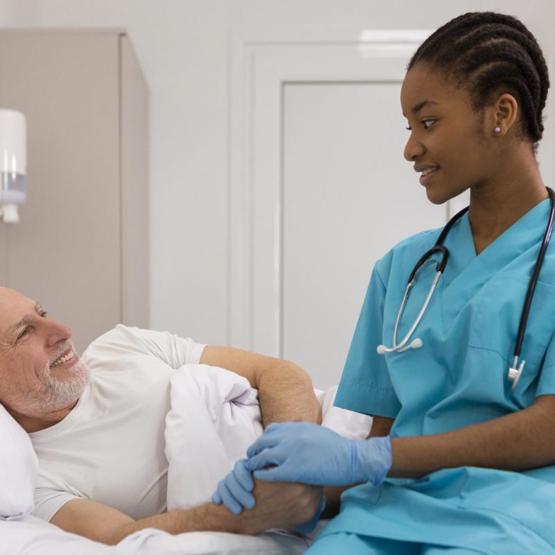 medium-shot-smiley-nurse-patient